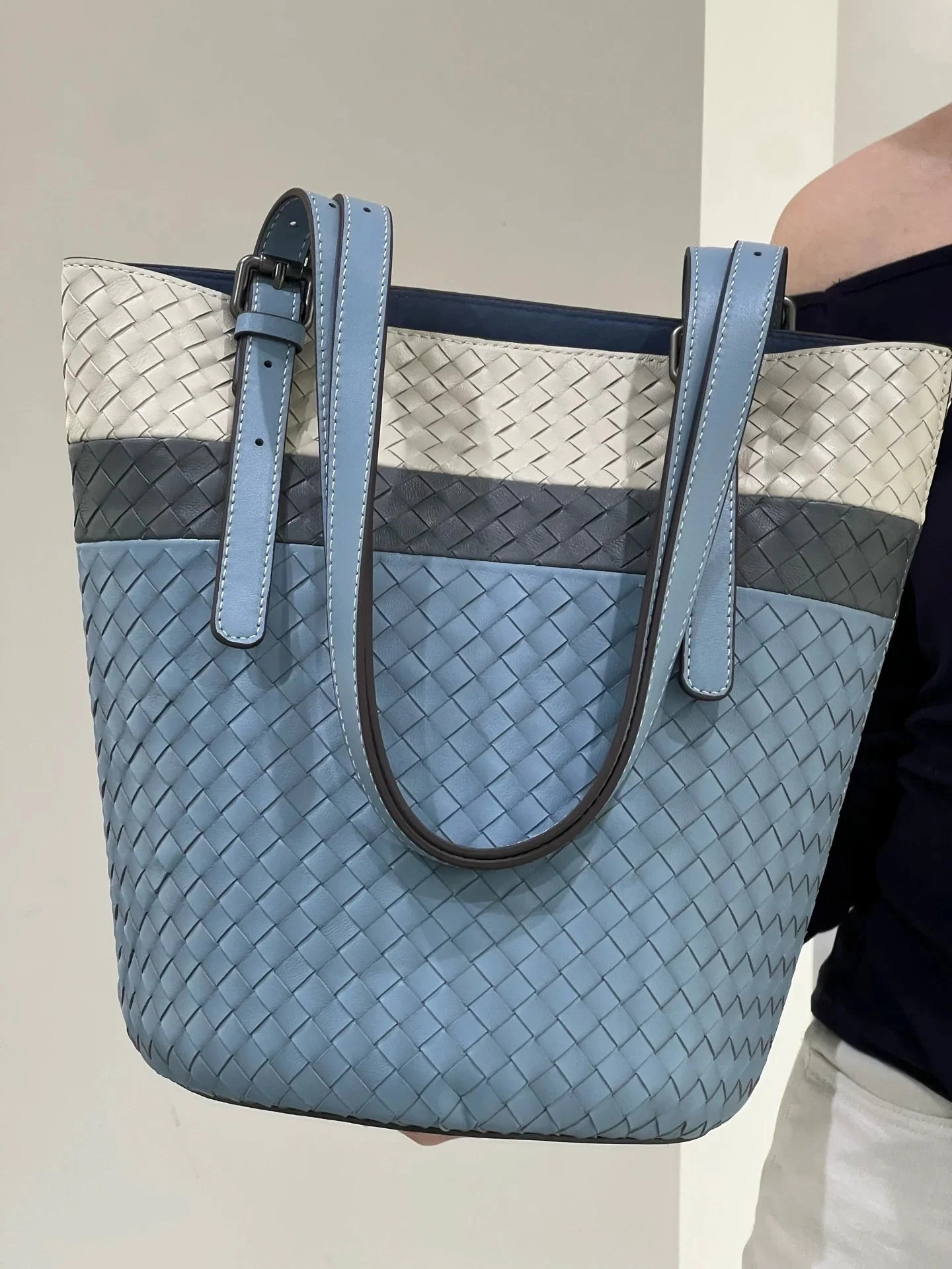 Artisan Sheepskin Bucket Shoulder Bag, Handcrafted Colour-block Weave Bag, Woven Leather Bag | Elegant Wedding Gift Urban Explorer Style