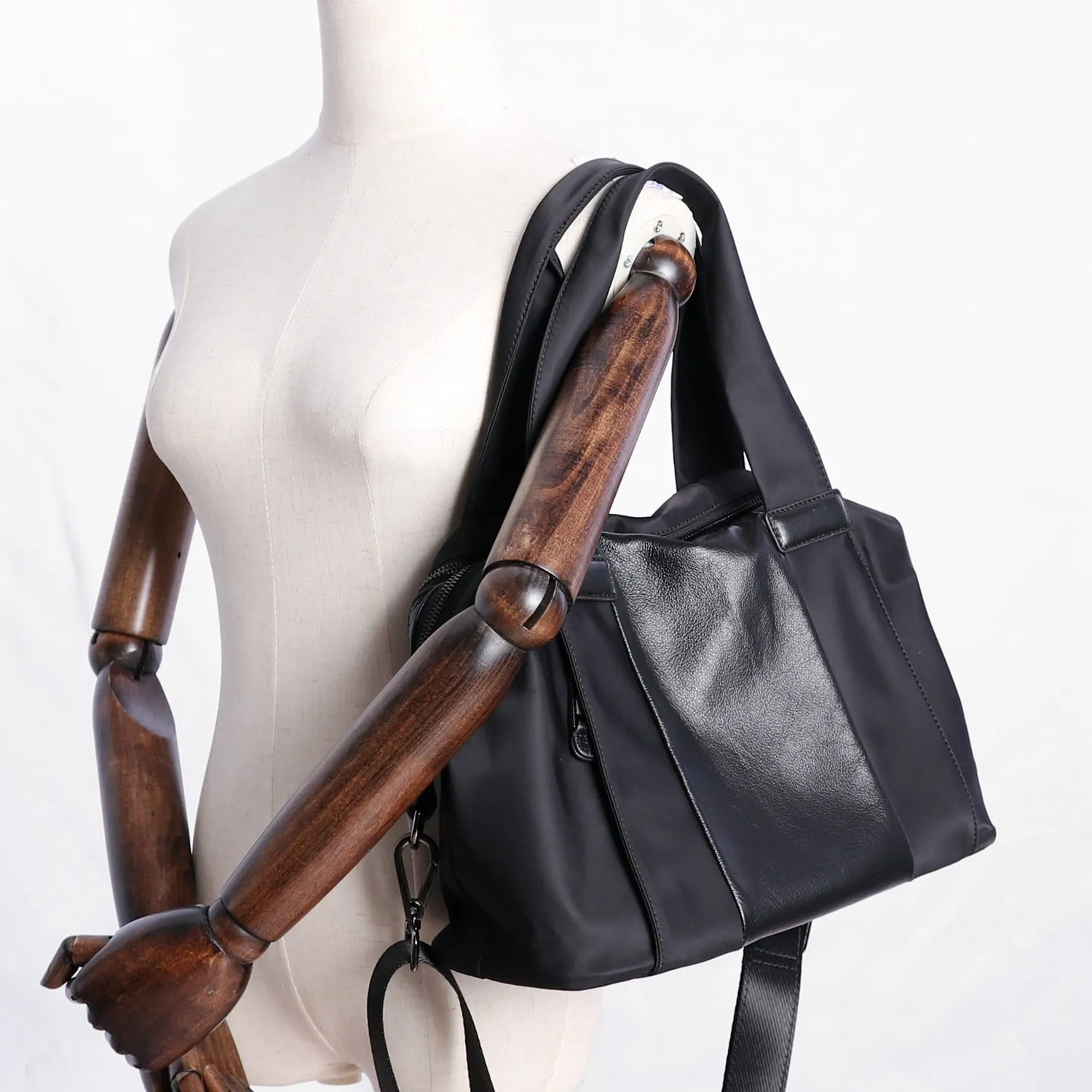 Nylon Leather Handbag Purse Womens Black Nylon Shoulder Bag Nylon Gym Purse for Ladies Urban Detail Neutral Color