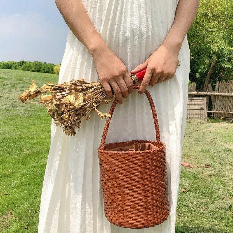 Practical Outfit Accessory Handwoven Genuine Leather Bucket Bag, Woven Triple Jump Bamboo Ladies Handbag, Weekend Basket Bag, Summer Beach Bag, Coffee, Brown