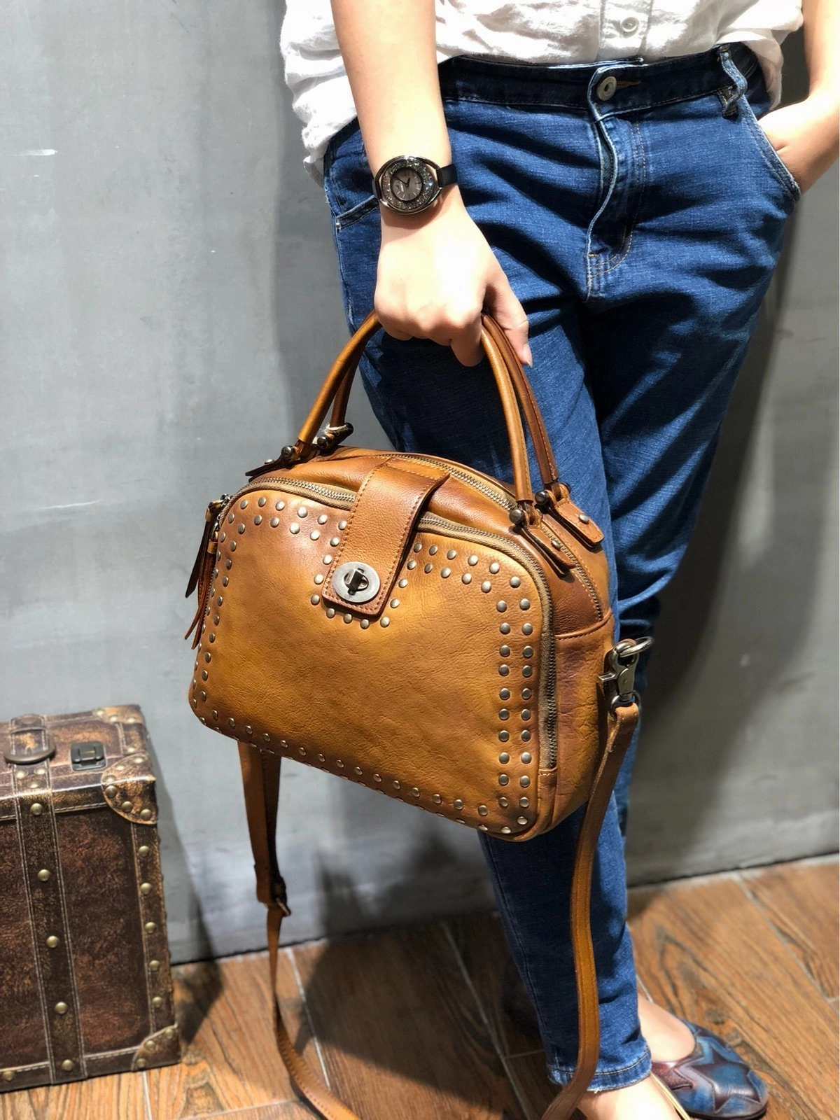 Vintage Womens Rivets Brown Leather Handbags Shoulder Handbags Vintage Leather Purses for Ladies Weekend Companion Multi Pocket