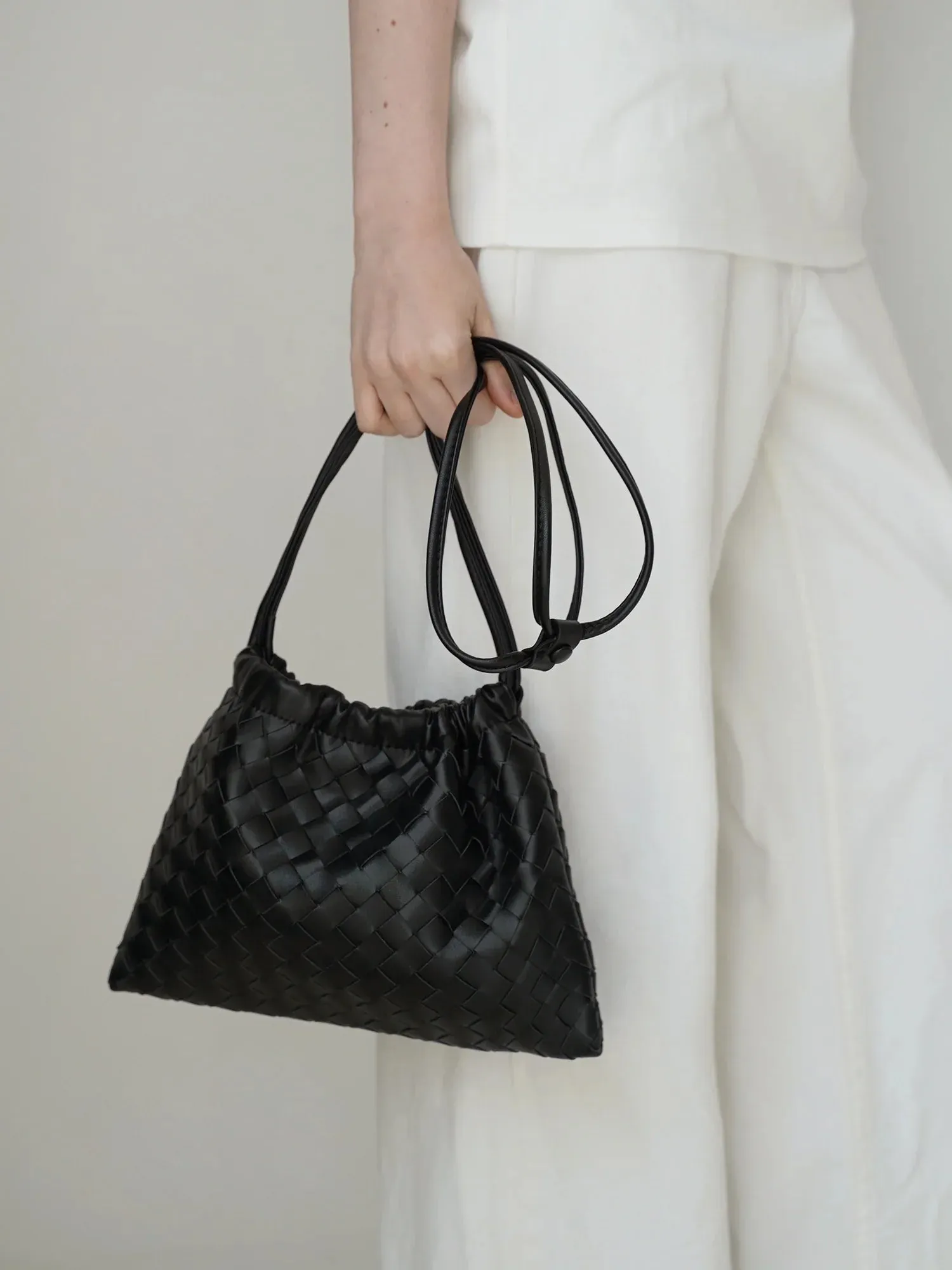 Elegant City Fashion Luxurious Handwoven Lambskin Drawstring Shoulder Bag - Genuine Leather Shoulder Bucket Bag for Women