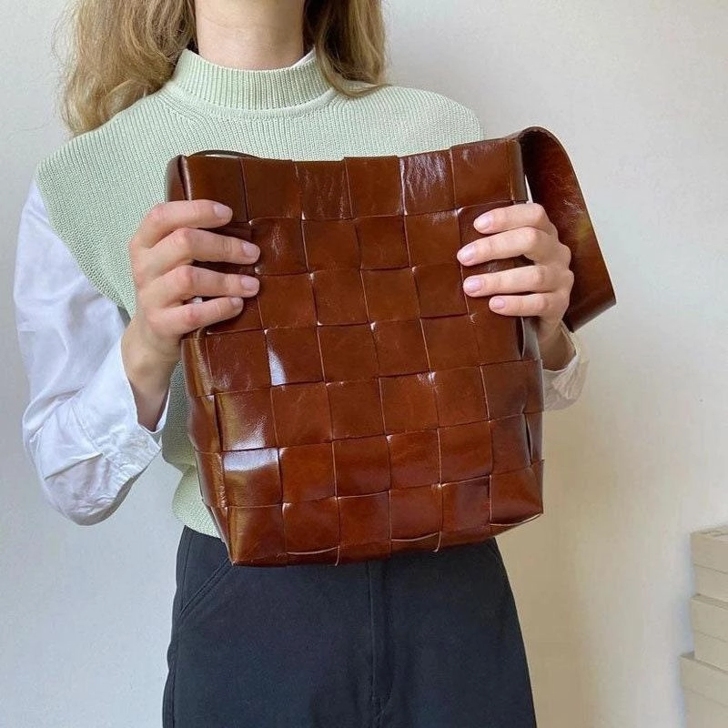 Modern Commuter Look Cowhide Leather Bucket Bag Handwoven Chocolate Brown, Coffee, Black, Retro Medium Purse Womens Cinch Shoulder Bag, Gift for Her