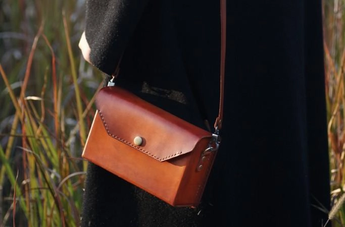 Comfort Grip Handmade Leather Mens Box Bag Small Shoulder Bag Messenger Bag for Men