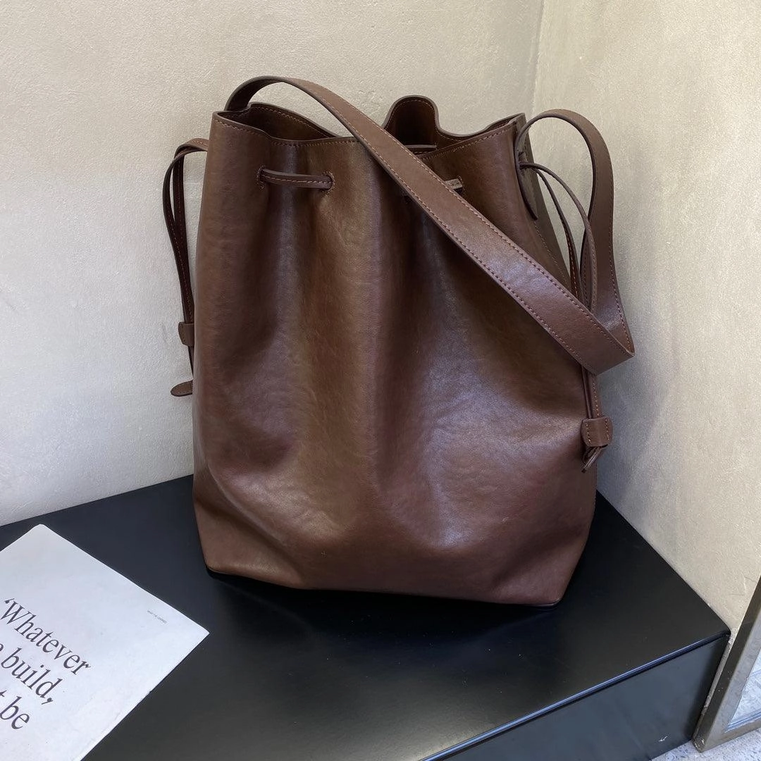 Elegant Cowhide Leather Bucket Tote Bag with Wide Strap?C Large Shoulder and Crossbody Bag for Women Daytime Casual Style Simple Fashion Piece