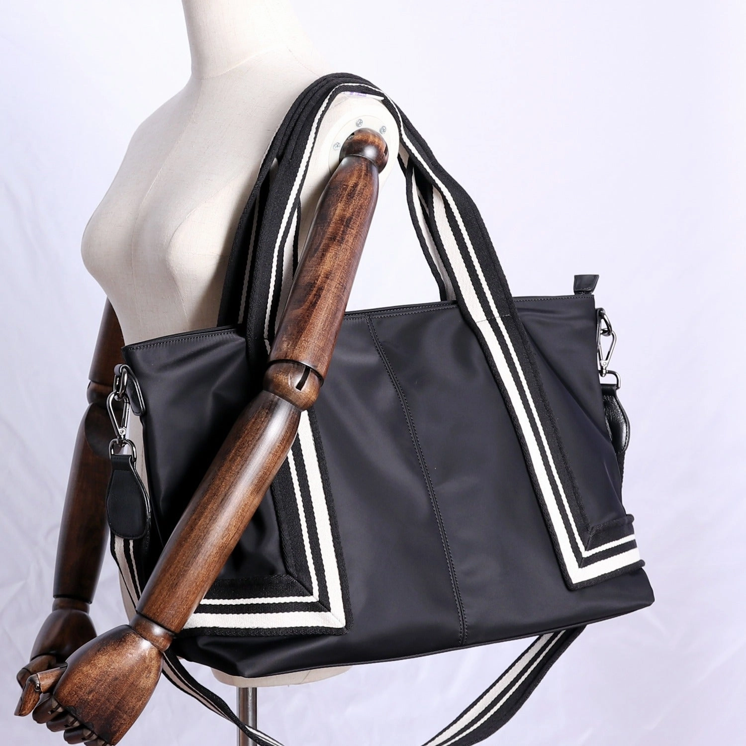 Nylon Tote Handbag Purse Womens Black Nylon Travel Shoulder Bag Nylon Tote Purse for Ladies Daily Wear Classic Look