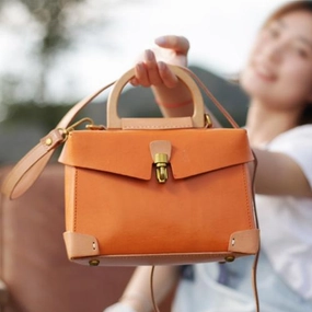 Vintage Womens Brown Leather Doctor Style Handbag Small Doctors Bag Side Purse for Ladies Workwear Companion