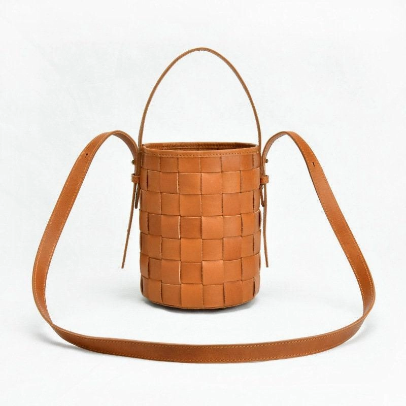 Woven Leather Bucket Bag In Tan, Handcrafted Woven Shoulder Bag, Woven Designer Bag, Handmade Shoulder Bag, Modern Leather Crossbody Bag Casual Workwear
