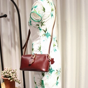 Handmade Womens Small Red Leather Doctor Shoulder Purses Claret Doctor Crossbody Purses for Women Functional Chic work commute