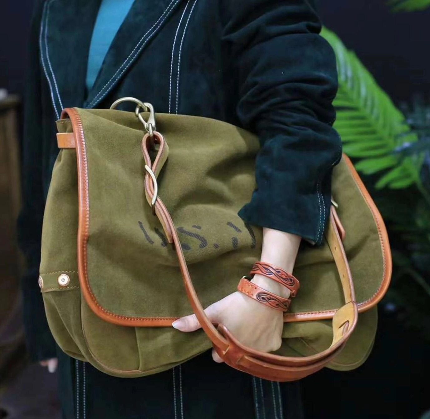 Travel Bag with Wheels Photography Day Italian Cowhide Leather Handcrafted Suede Large Everyday Bag, Men's Leather 16-inch Laptop Bag, Leather Tote Bag, Weekend Bag, Men's Shoulder Bag, Mummy Bag