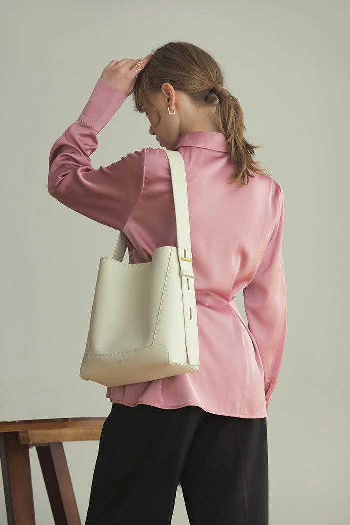 Elegant accessory Functional Everyday Bag Minimalist Bucket Bag in Genuine Leather | Leather Shoulder Bag Gold Tone, Chic Crossbody Bag, Gift for Her