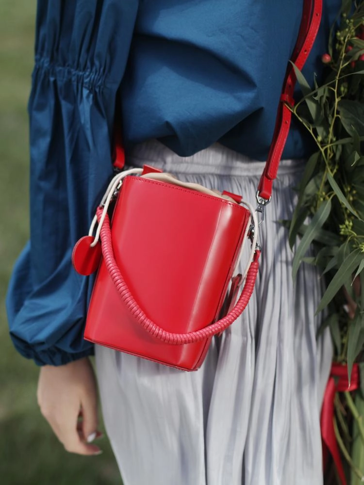 Fashion Womens Small Red Leather Bucket Shoulder Bag Black Barrel Handbag Crossbody Bag Purse for Ladies Neat Finish Simple Charm