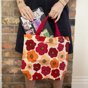 Travel Outfit Modern Essential Poppy Pocket Tote