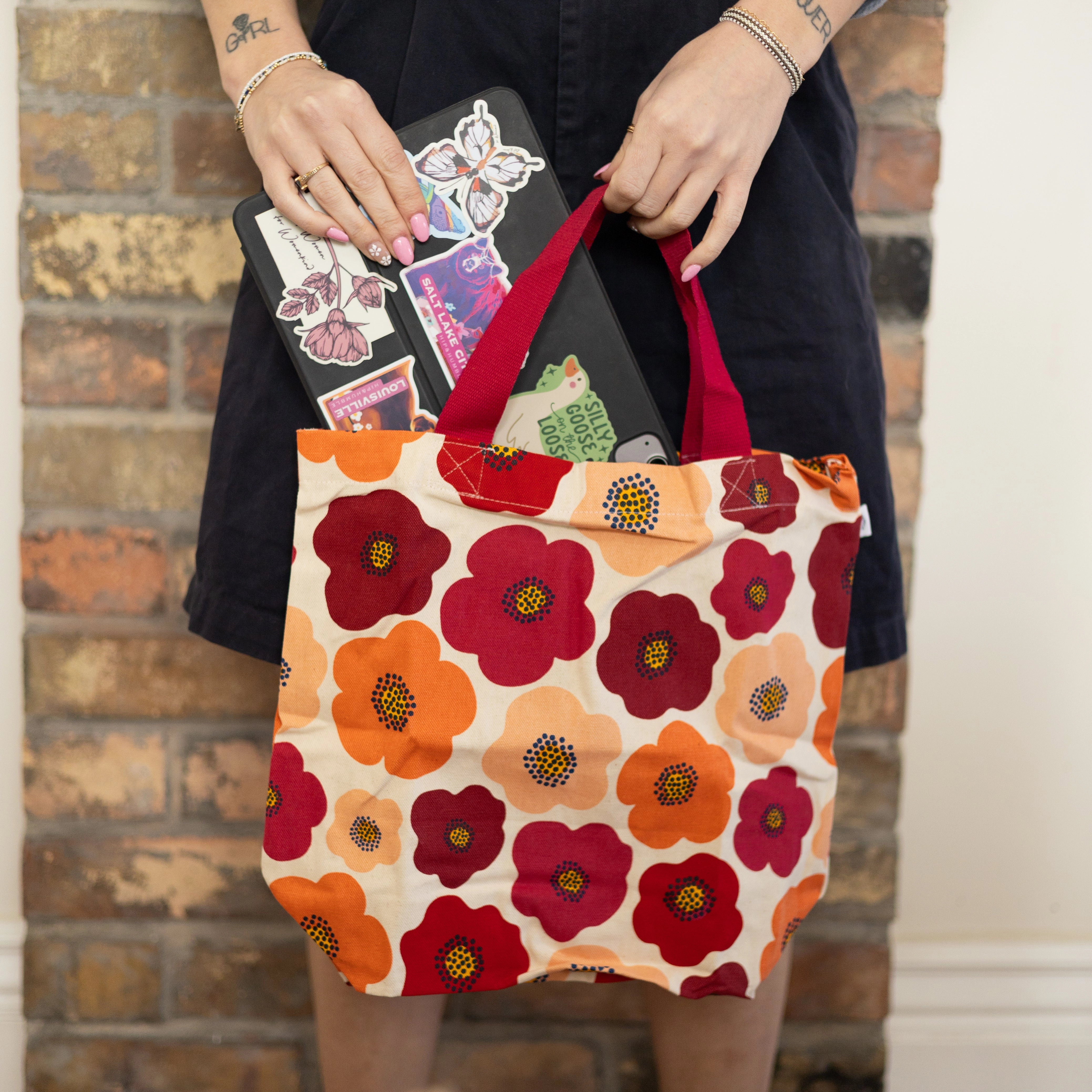 Travel Outfit Modern Essential Poppy Pocket Tote