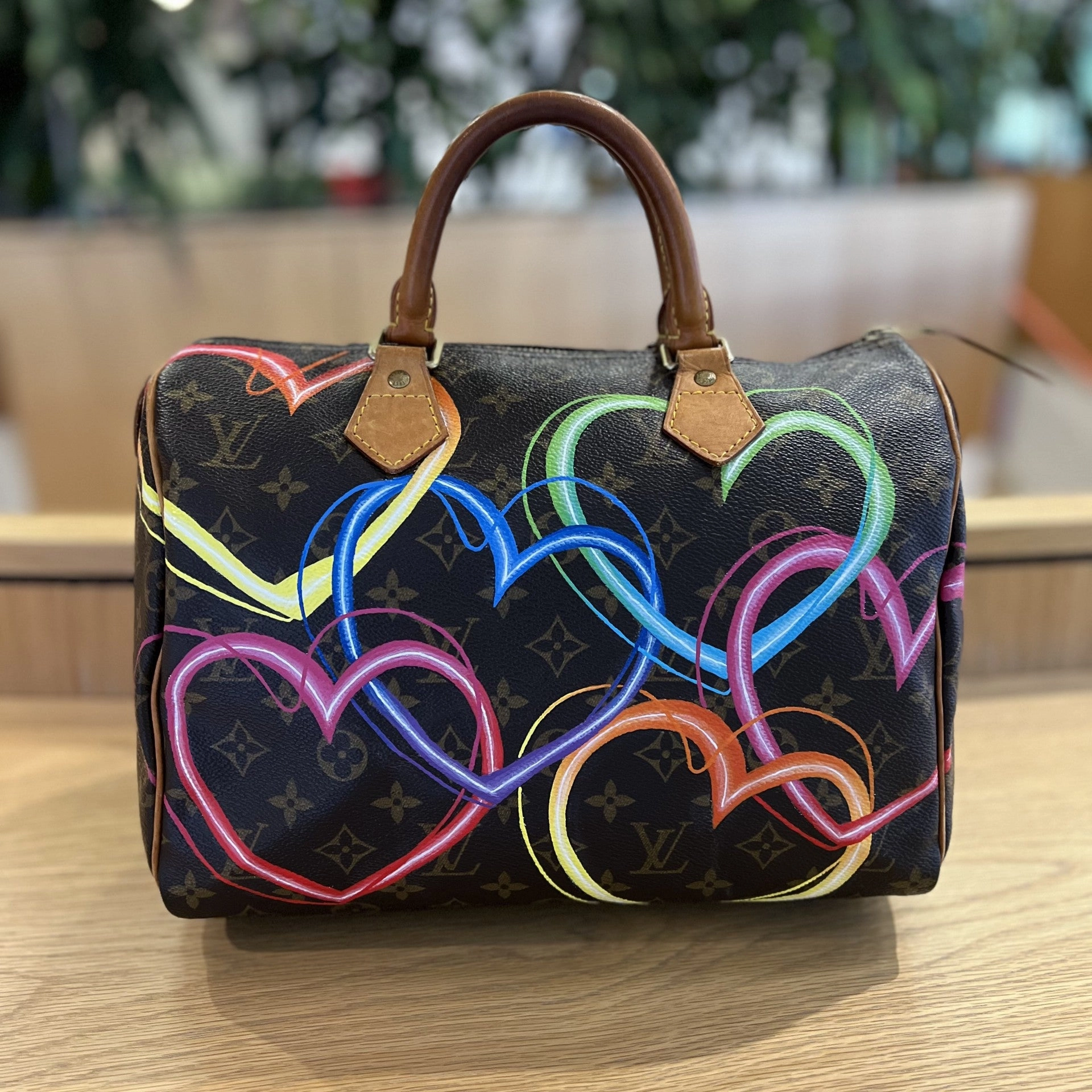 Comfort Fit Portable Organizer Neon Hearts