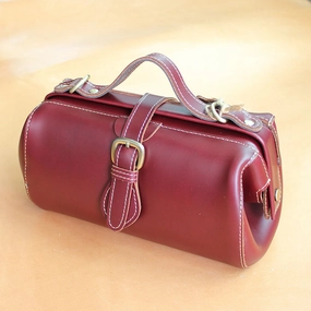 Refined Finish Minimal Aesthetic Womens Red Leather Doctor Handbag Purses Vintage Doctor Crossbody Purses for Women