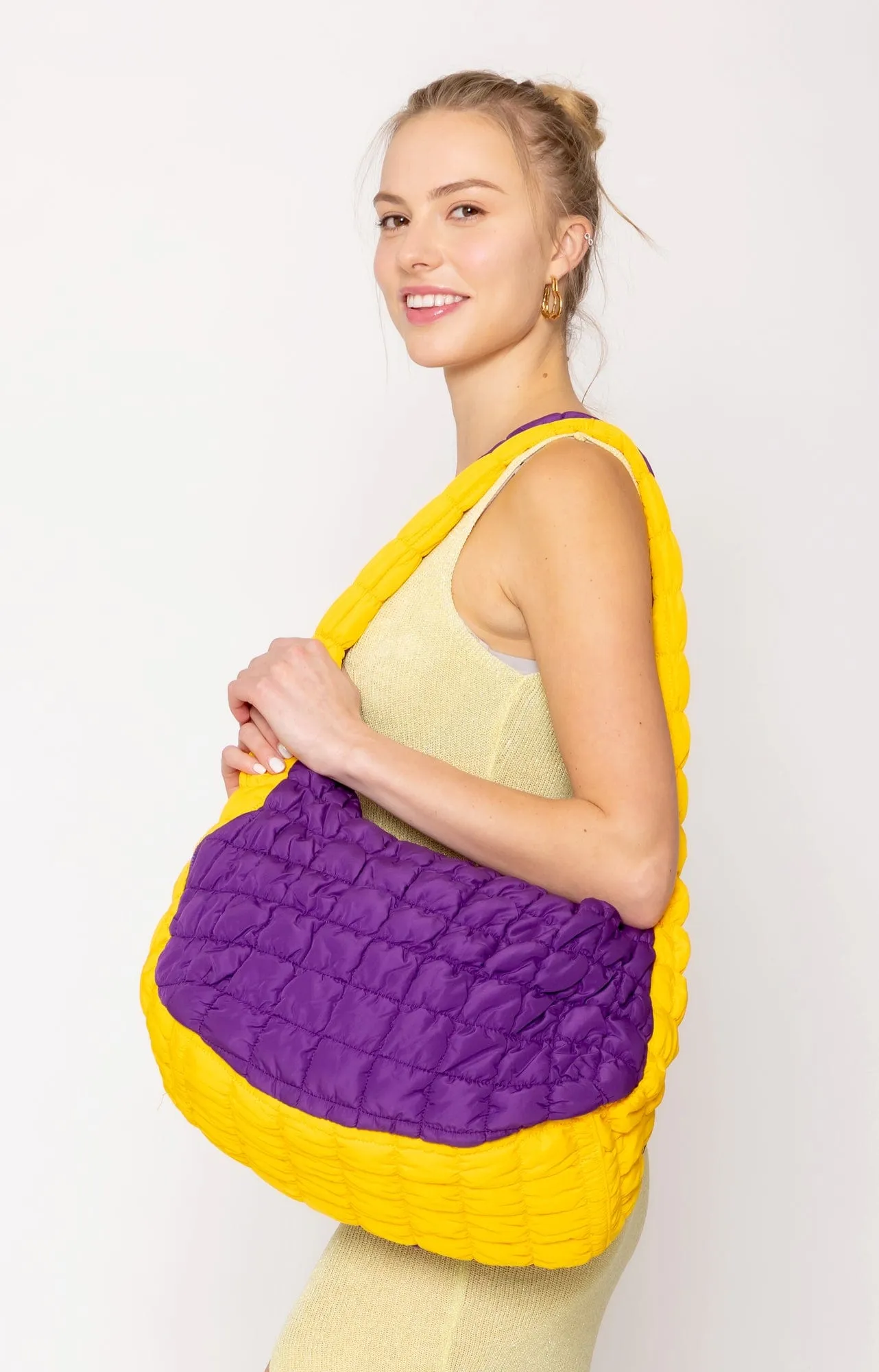 QBS420003 College Colors Large Quilted Puffer Bag An everyday essential that adds practicality and style to your life