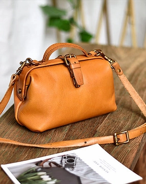Refined Simplicity Minimal accessory Womens Tan Leather Doctor Handbag Purses Vintage Green Doctor Side Purses for Women