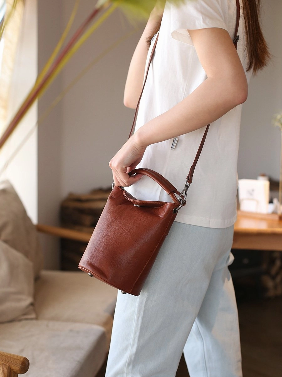 Effortless Style Urban Accessory Small Womens Brown Leather Bucket Handbag Vintage Shoulder Barrel Purses for Ladies