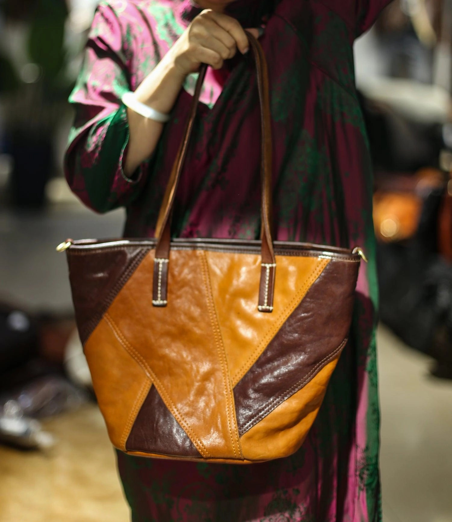 Two-Tone Full-Grain Leather Handcrafted Tote Bag with Artisanal Craftsmanship Fashion Utility Padded Handle