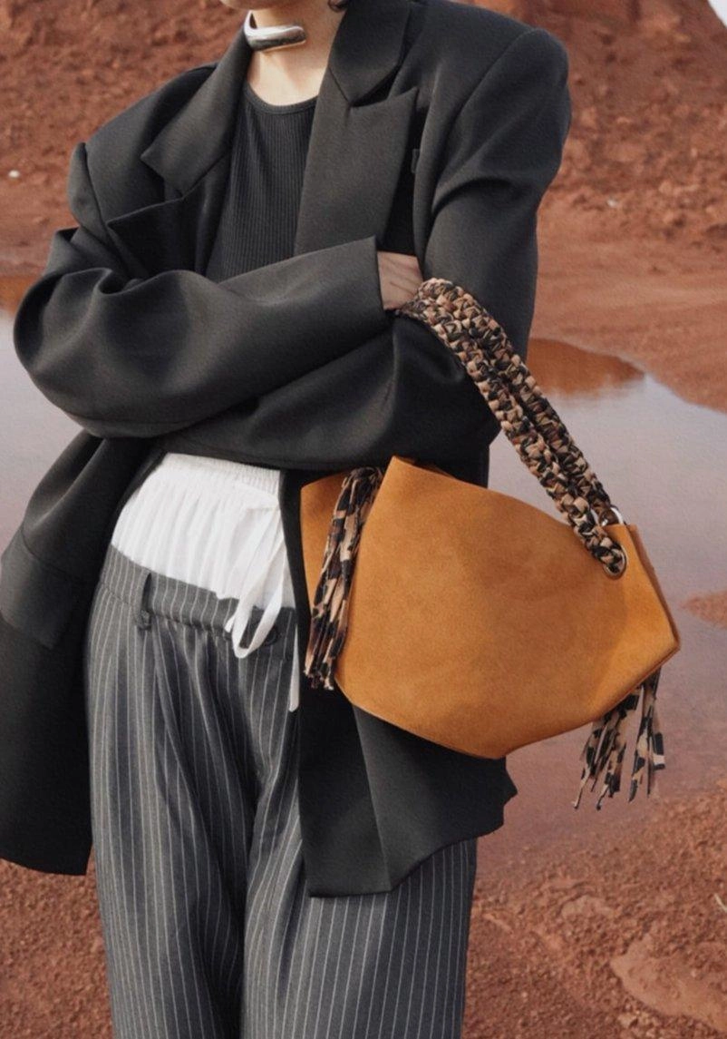 Casual Street Outfit Unique Design Genuine Leather Large Tote Bucket Bag for Women | Suede Leather Autumn Tassel Bucket Bag