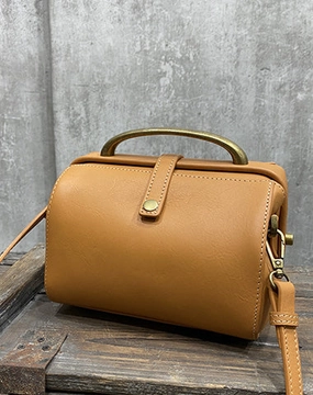 Classic Edge Womens Tan Leather Doctor Handbag Purses Classic Tan Doctor Crossbody Purse for Women